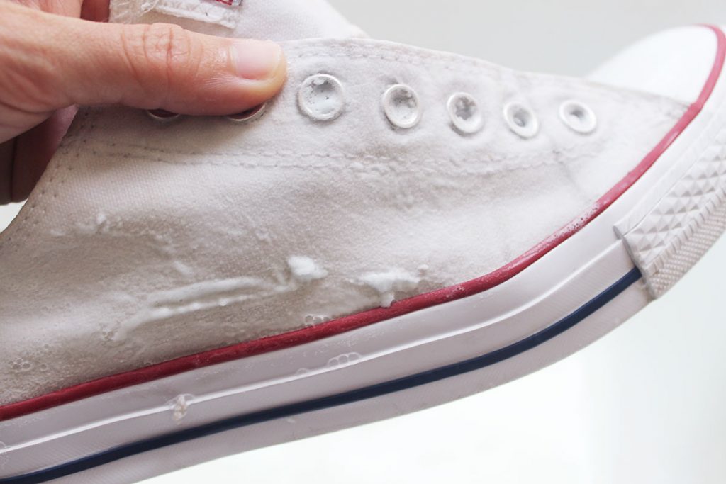 emoción División Desgracia How to Clean and Whiten Converse Shoes without Bleach